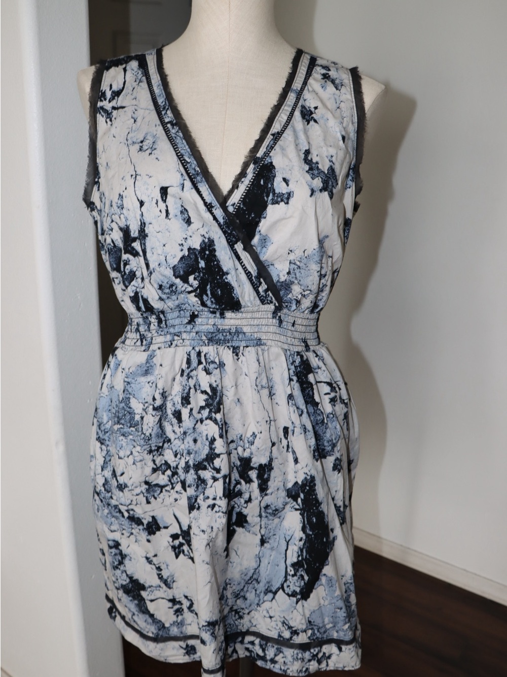 Vera Wang Sleeveless Marble-Print V-Neck Dress - Blue & White